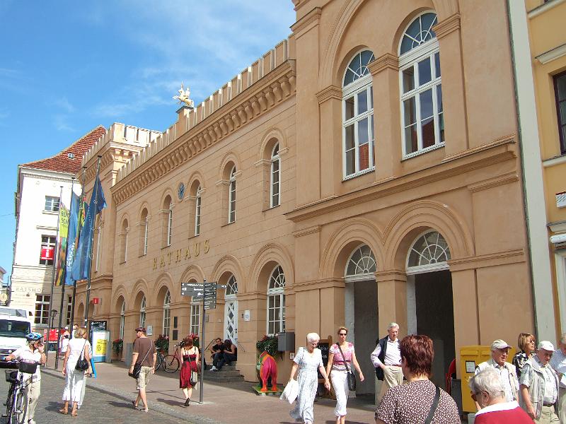2009-08- (330).JPG - ... und dem Altstädtischen Rathaus aus dem Jahr 1835 im Stil der englischen Tudorgotik